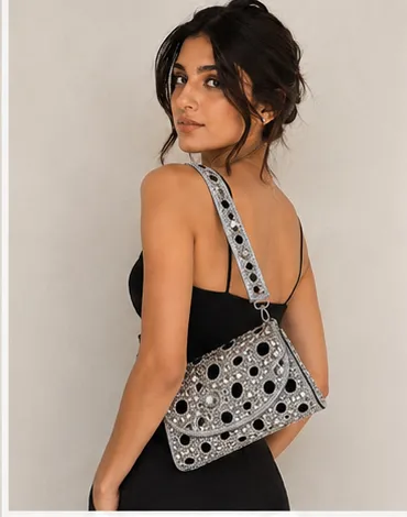 look2_back_pose.webp